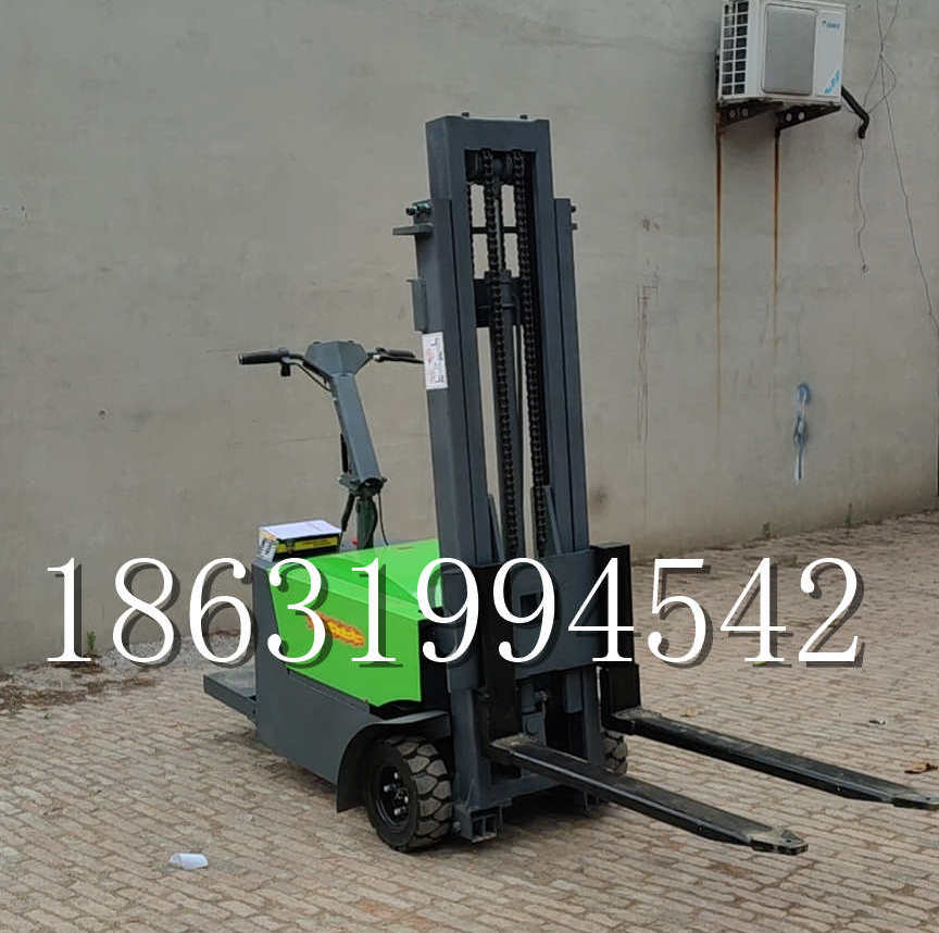 云阳县优程全电动叉车插腿式堆高车液压装卸车1.5吨升高小型站驾式铲车